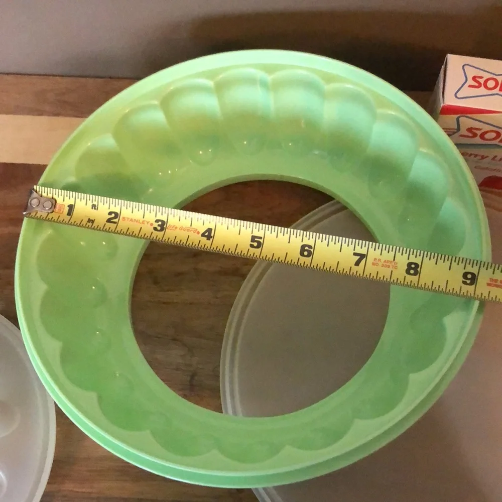 Tupperware Jello Ring/Mold-Pistachio Green-Like New-Scalloped-Aprox 9in Diameter